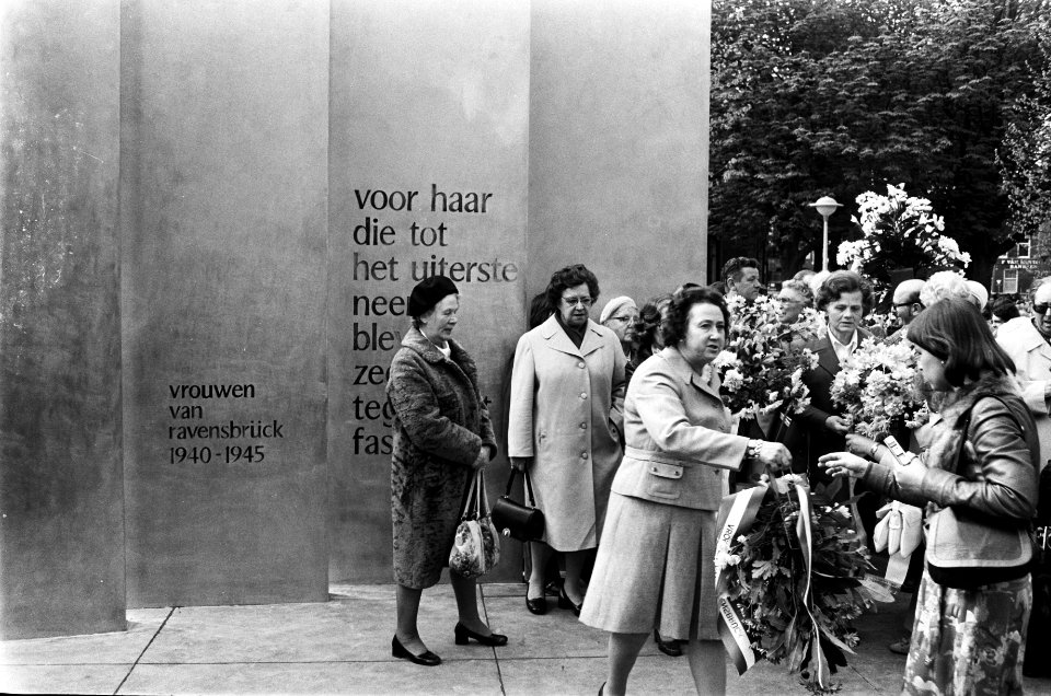 Leden van het Comité Vrouwenconcentratiekamp Ravensbrück leggen kransen, Bestanddeelnr 927-8907