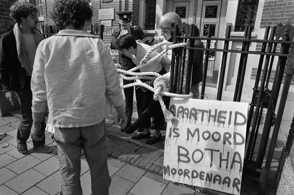 Leden van Anti Apartheidsbeweging Nederland hebben actie gevoerd bij Zuidafrikaa, Bestanddeelnr 933-0675