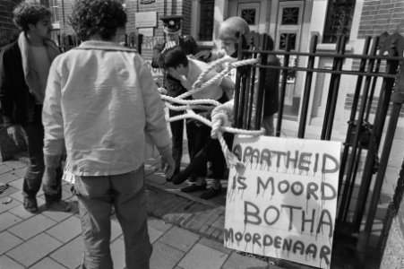 Leden van Anti Apartheidsbeweging Nederland hebben actie gevoerd bij Zuidafrikaa, Bestanddeelnr 933-0675
