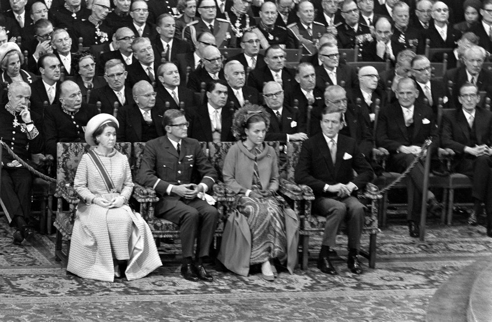 Leden van de Koninklijke familie en politici luisteren naar de troonrede. Vlnr. , Bestanddeelnr 921-6870