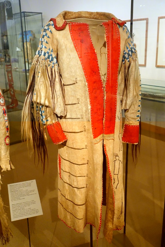Leather coat, Lakota near Fort Pierre, c. 1830, European style with traditional painting - Ethnological Museum, Berlin - DSC01088