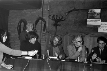 Leden van Angola-comite discussieren met Unie van Koffiebranders in perscentrum , Bestanddeelnr 925-3711