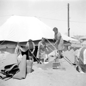 Leden van het Vrouwelijk Hulp Korps in Ataka bij de ingang van een tent, Bestanddeelnr 255-6880