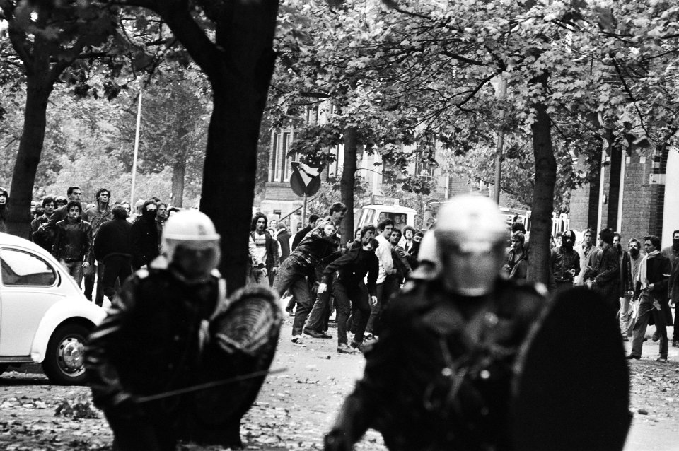 Leden van de ME vluchten voor actievoerders, Bestanddeelnr 932-3589