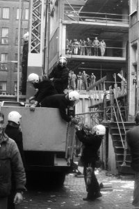Leden van de ME in een hoogwerker, Bestanddeelnr 932-7201