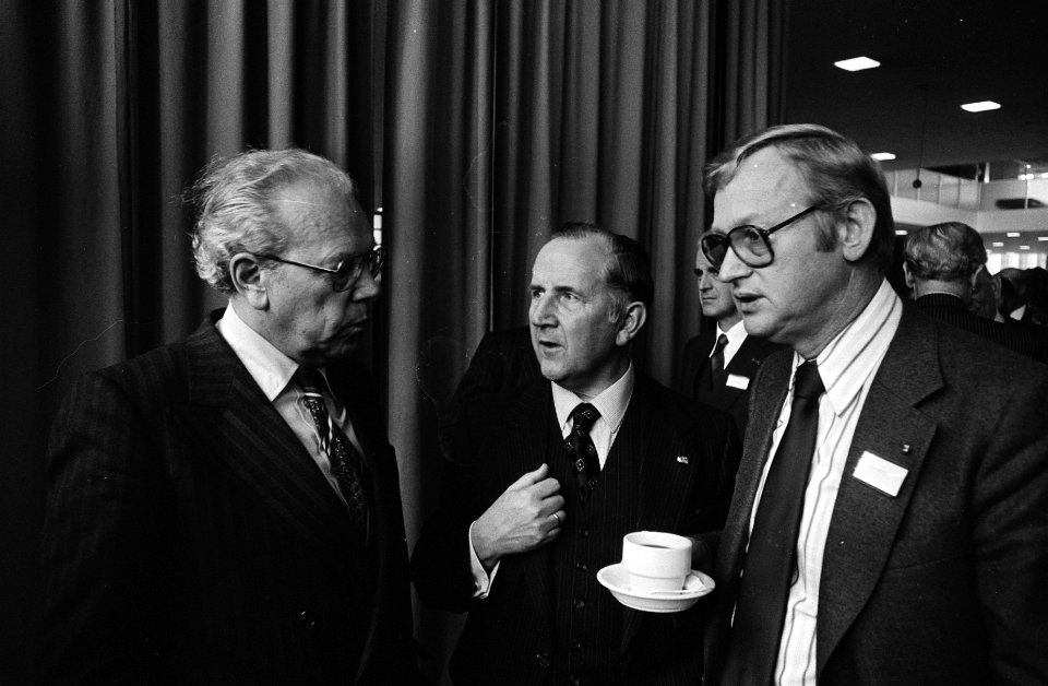 Ledenvergadering Verbond van Nederlandse Ondernemingen in RAI v.l.n.r. min. Alb, Bestanddeelnr 929-9980