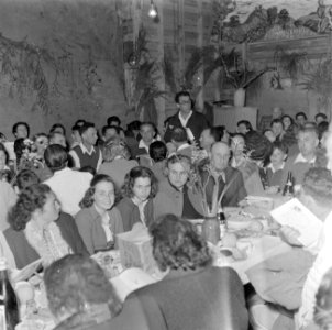 Leden van de kibboets bij de viering van sederavond, Bestanddeelnr 255-0659