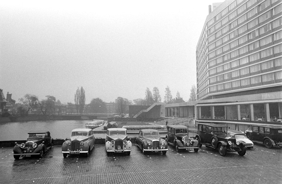 Leden van de Engelse Rolls Royce Club uit Kenton-Essex met 12 Rolls Royces bij h, Bestanddeelnr 922-2895