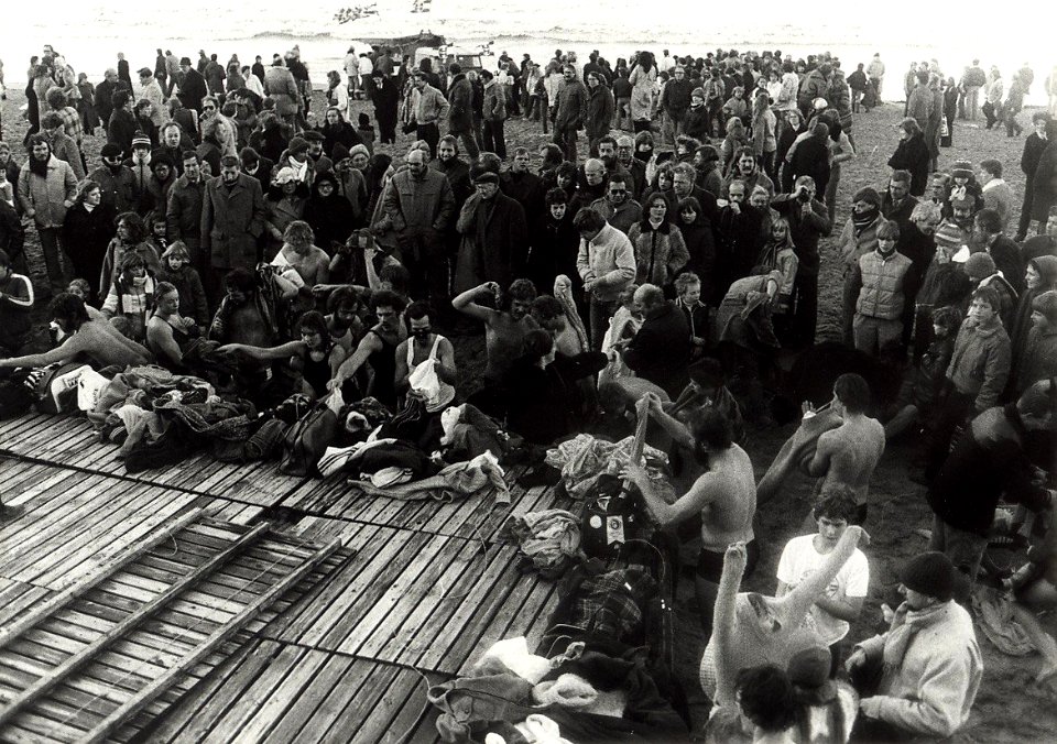 Leden van de Haarlemse Zwemclub kleden zich aan, nadat zij volgens traditie op nieuwjaarsdag een duik in zee hadden genomen. (Zandvoort). Aangekocht in 1980 van fotograaf C. de Boer. - Negat, NL-HlmNHA 54010363