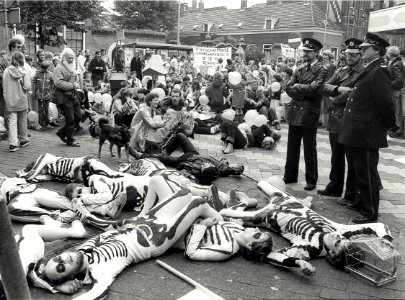 Leden van de Vereniging Dienstweigeraars voerden tijdens de Vredesmars en luguber schouwspel op, zij brachten de naargeestige gevolgen van een bominslag in beeld, op de hoek van de Smedestra, NL-HlmNHA 54012372
