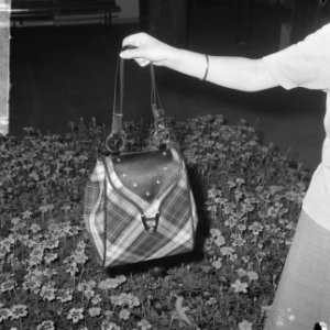 Lederwarenvakbeurs 1965 in Jaarbeurs te Utrecht, een barbecuetas, Bestanddeelnr 917-8858