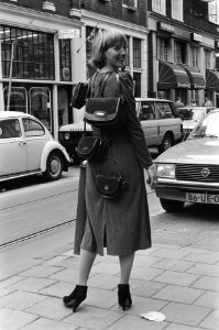 Lederwarenbeurs in Amsterdam fotomodel met diverse tassen, Bestanddeelnr 930-4940