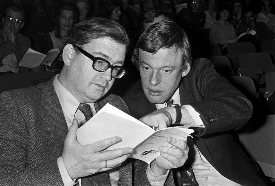 Ledenvergadering D66 in Breda, Gruijters (links) en Van Mierlo tijdens vergaderi, Bestanddeelnr 926-2718