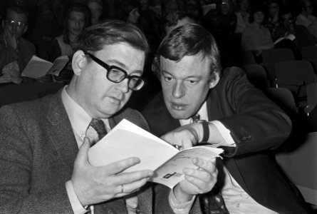 Ledenvergadering D66 in Breda, Gruijters (links) en Van Mierlo tijdens vergaderi, Bestanddeelnr 926-2718