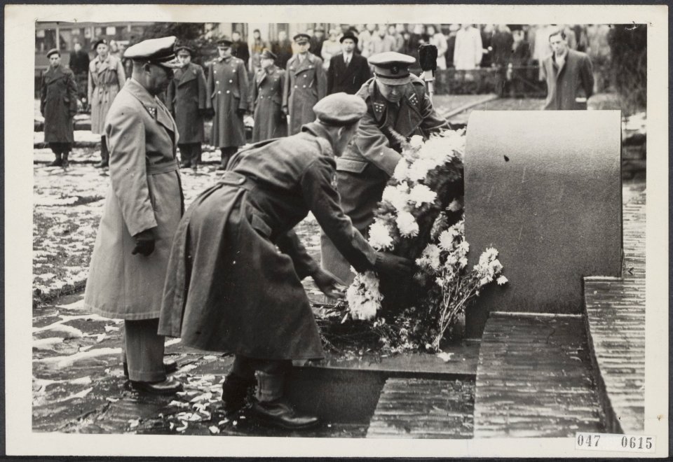 Leden van de 7 december divisie leggen kransen bij het Nationaal Monument, Bestanddeelnr 047-0615