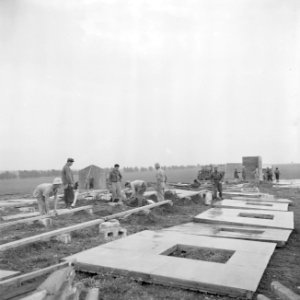 Leden van de bouwploeg van moederkibboets Yavne monteren barakken uit geprefabri, Bestanddeelnr 255-0699