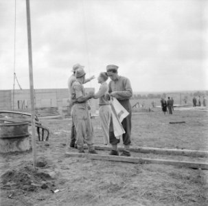 Leden van de bouwploeg van moederkibboets Yavne ontvouwen de Israëlische vlag, Bestanddeelnr 255-0716