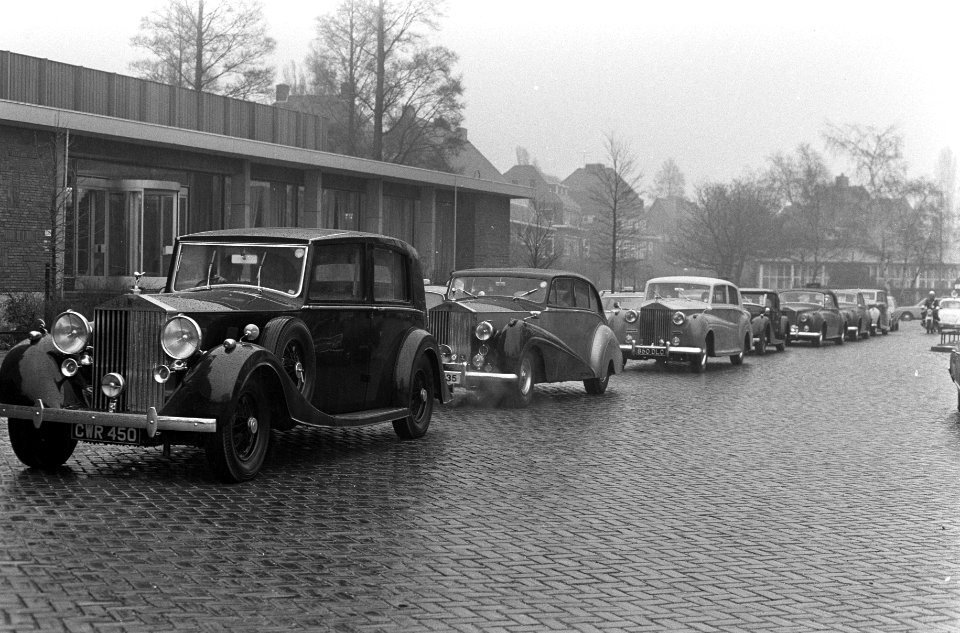 Leden van de Engelse Rolls Royce Club uit Kenton-Essex met 12 Rolls Royces bij h, Bestanddeelnr 922-2889