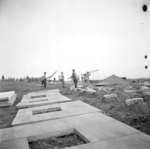 Leden van de bouwploeg van moederkibboets Yavne monteren barakken uit geprefabri, Bestanddeelnr 255-0697