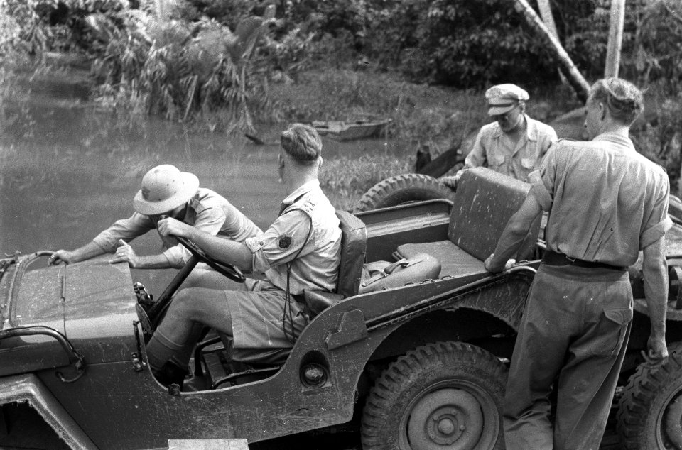 Leden van de Amerikaanse Consulaire missie helpen met het aanduwen van een jeep, Bestanddeelnr 3728