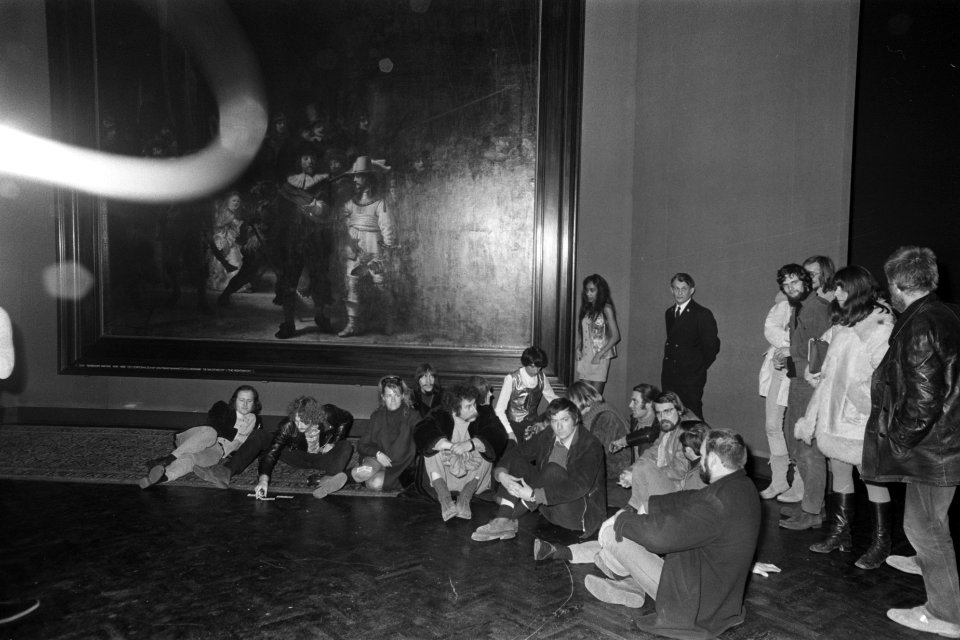 Leden van de BBK hebben Nachtwachtzaal in Rijksmuseum bez Amsterdam. BBK-ers in , Bestanddeelnr 923-1688
