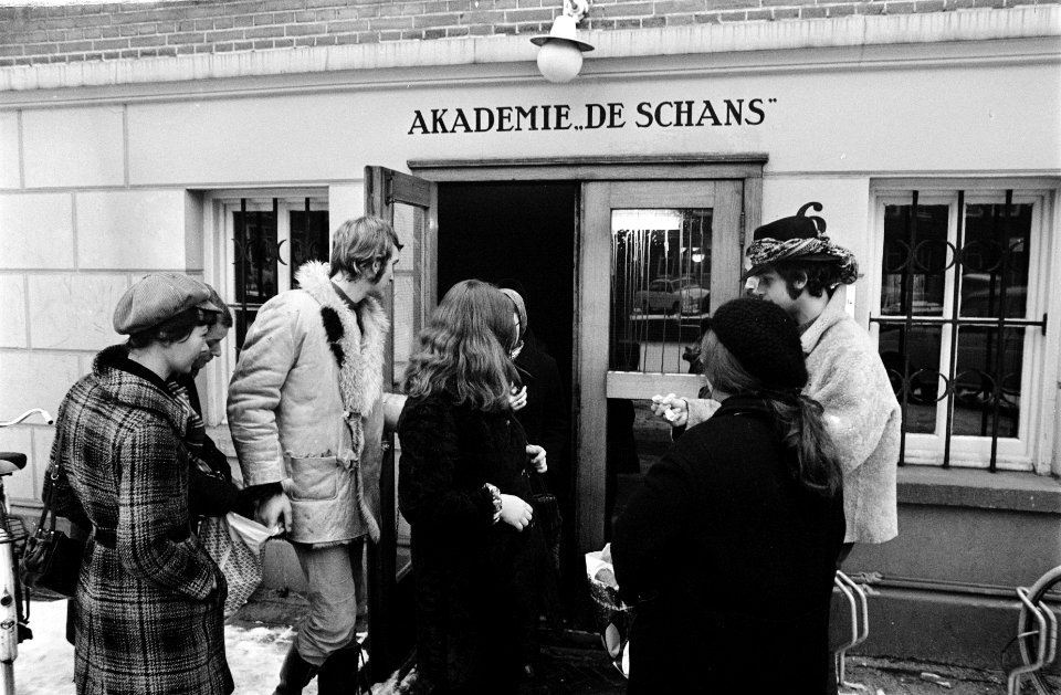 Leden van de aktiegroep Dolle Mina delen voorbehoedsmiddelen uit aan leerlinge, Bestanddeelnr 923-2709