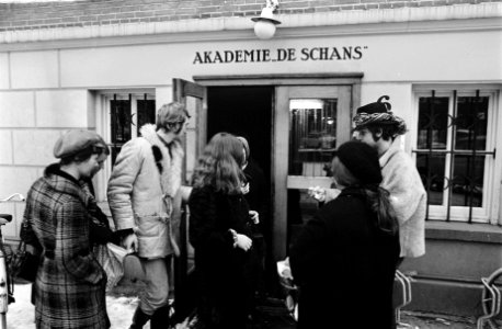Leden van de aktiegroep Dolle Mina delen voorbehoedsmiddelen uit aan leerlinge, Bestanddeelnr 923-2709