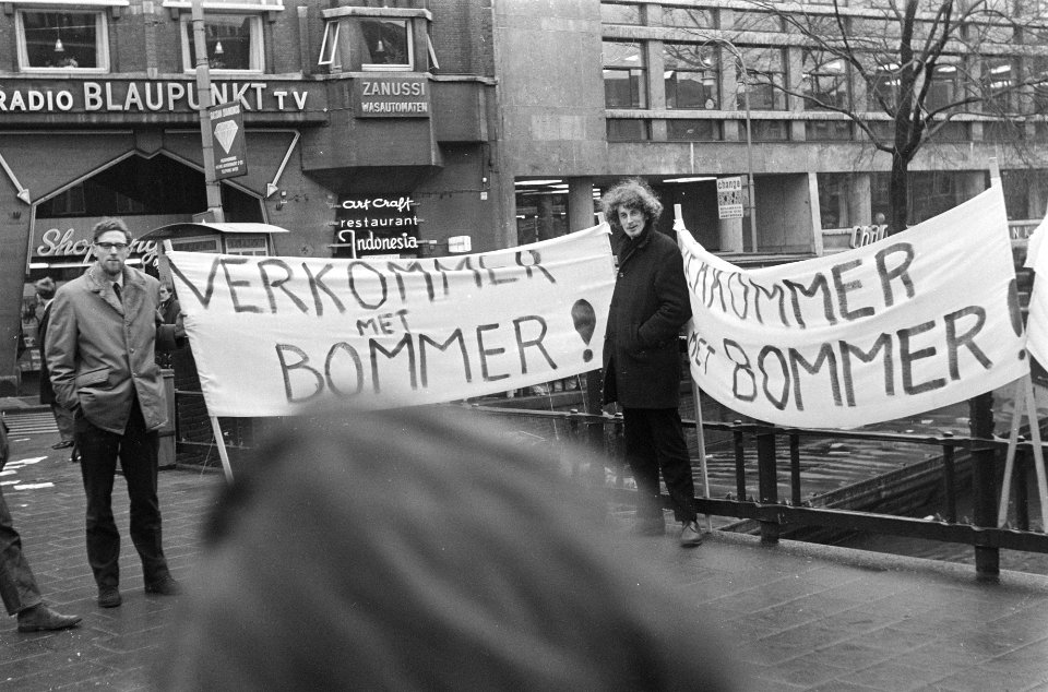 Leden F.J.G. demonstreren op de Munt tegen Nota-Bommer, Bestanddeelnr 922-0306