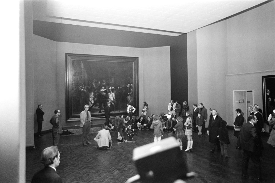 Leden van de BBK hebben Nachtwachtzaal in Rijksmuseum bez Amsterdam. Nummer 22 A, Bestanddeelnr 923-1689