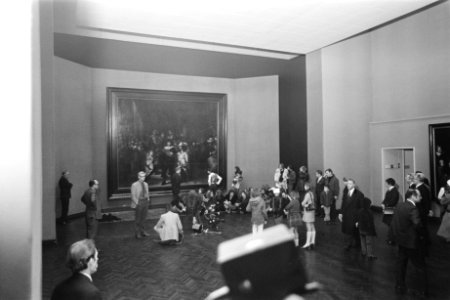 Leden van de BBK hebben Nachtwachtzaal in Rijksmuseum bez Amsterdam. Nummer 22 A, Bestanddeelnr 923-1689