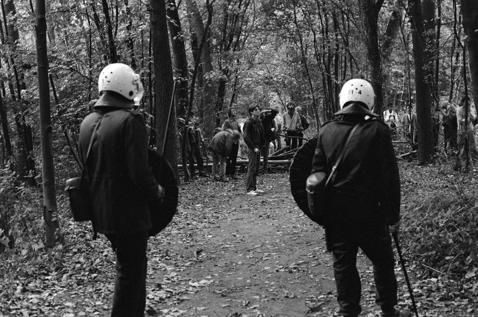 Leden van de Mobiele eenheid in het bos met demonstranten, Bestanddeelnr 932-3339