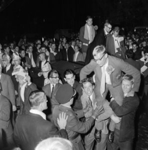 Leden van D.S.R.V. Laga worden op de schouders genomen, Bestanddeelnr 919-5550