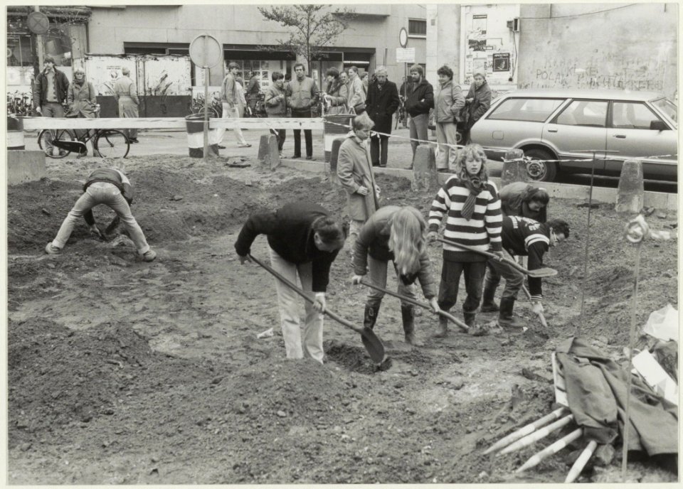 Leden van de Archeologische Werkgroep Haarlem aan het werk op de Botermarkt. NL-HlmNHA 5401116528 02 