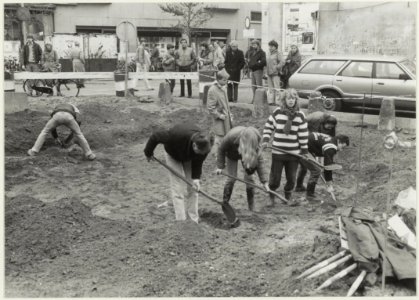 Leden van de Archeologische Werkgroep Haarlem aan het werk op de Botermarkt. NL-HlmNHA 5401116528 02 