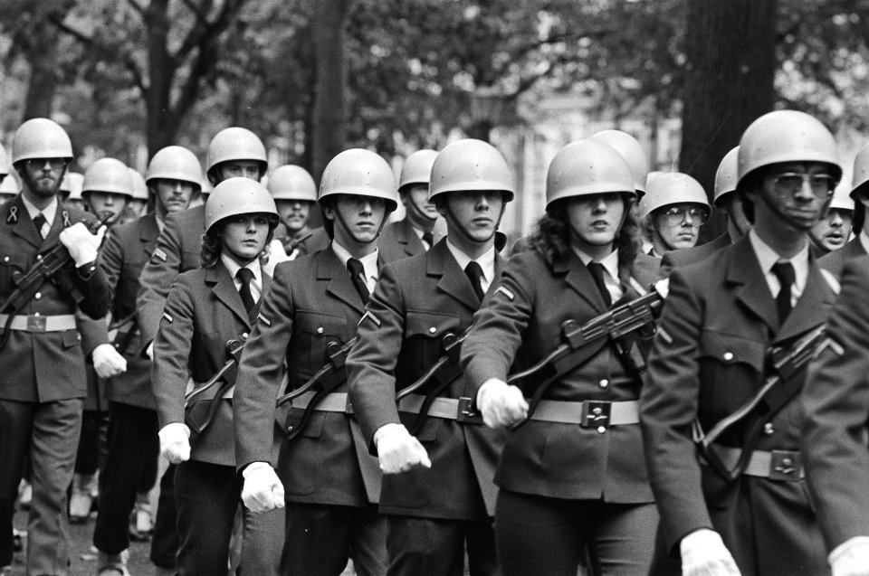 Leden van de erewacht van de luchtmacht, waaronder enkele vrouwen, Bestanddeelnr 932-3356