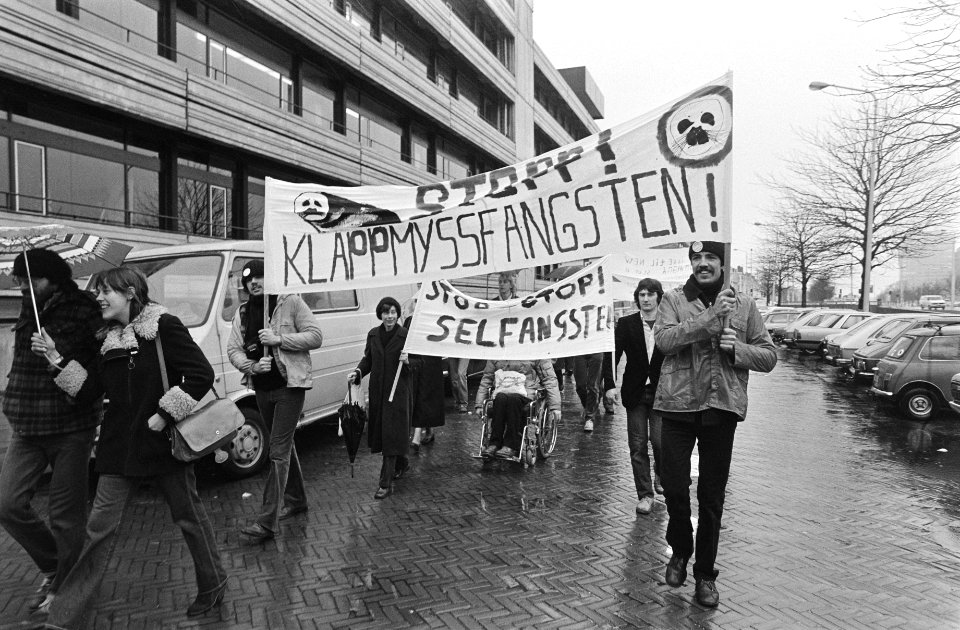 Leden Greenpeace en WNF bieden bij Noorse Ambassade in Den Haag petitie aan uit , Bestanddeelnr 931-3654