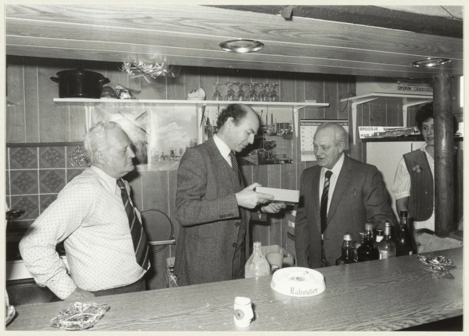 Leden van de postduivenvereniging 'de Luchtbode in hun nieuwe onderkomen aan de Jan Evertsenstraat. 2de van links Jos van de Kamer en 3de voorzitter Jan van Duijn