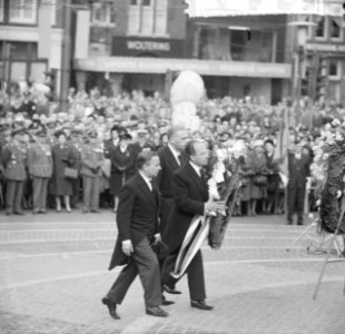 Leden van de regering leggen een krans bij het Nationaal Monument op de Dam v.l, Bestanddeelnr 917-7273