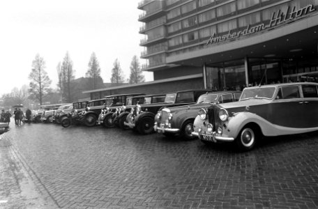 Leden van de Engelse Rolls Royce Club uit Kenton-Essex met 12 Rolls Royces bij h, Bestanddeelnr 922-2892