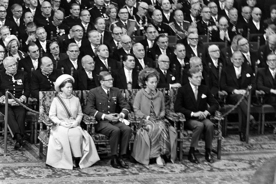Leden van de Koninklijke familie en politici luisteren naar de troonrede. Vlnr. , Bestanddeelnr 921-6871