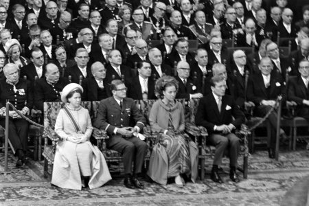 Leden van de Koninklijke familie en politici luisteren naar de troonrede. Vlnr. , Bestanddeelnr 921-6871