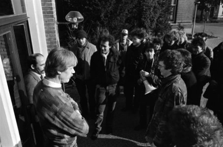 Leden Belangenver. Minderjarigen vragen bji de ingang een gesprek aan met direct, Bestanddeelnr 933-5591
