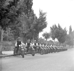 Leden van de verkeerspolitiebrigade op hun motoren hebben zich naast elkaar in …, Bestanddeelnr 255-1207