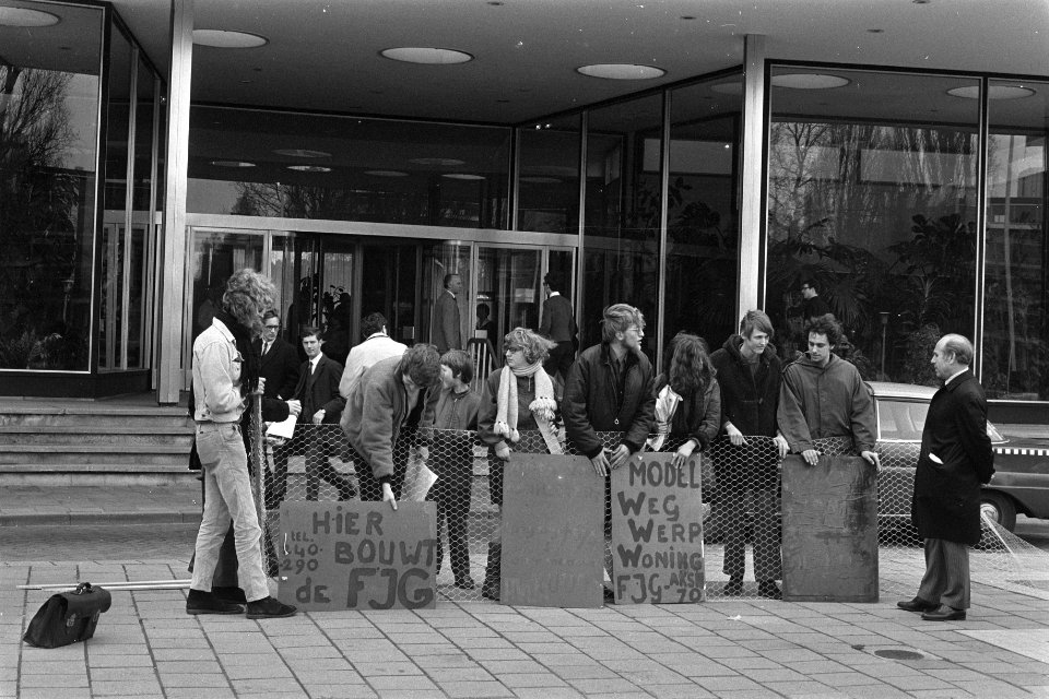 Leden Federatie van Jongerengroepen in de PvdA (FJG) voor het Hiltonhotel demon…, Bestanddeelnr 923-4624