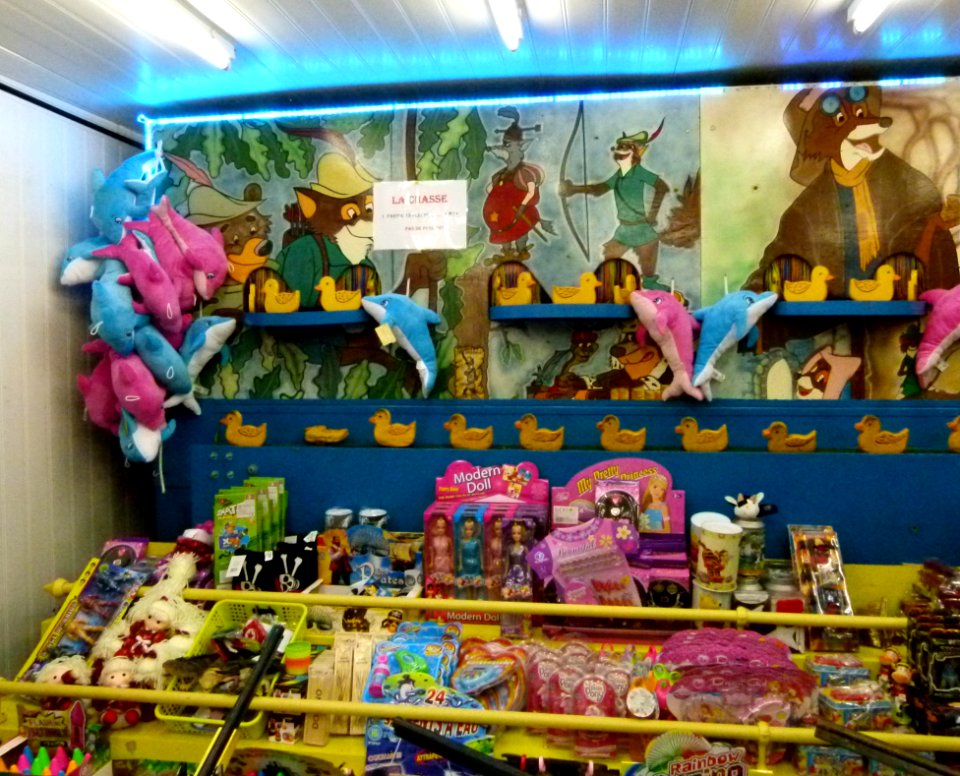 Le stand de tir aux canards à la fête foraine