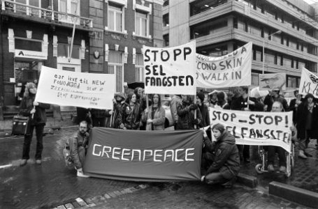Leden Greenpeace en WNF bieden bij Noorse Ambassade in Den Haag petitie aan uit , Bestanddeelnr 931-3656