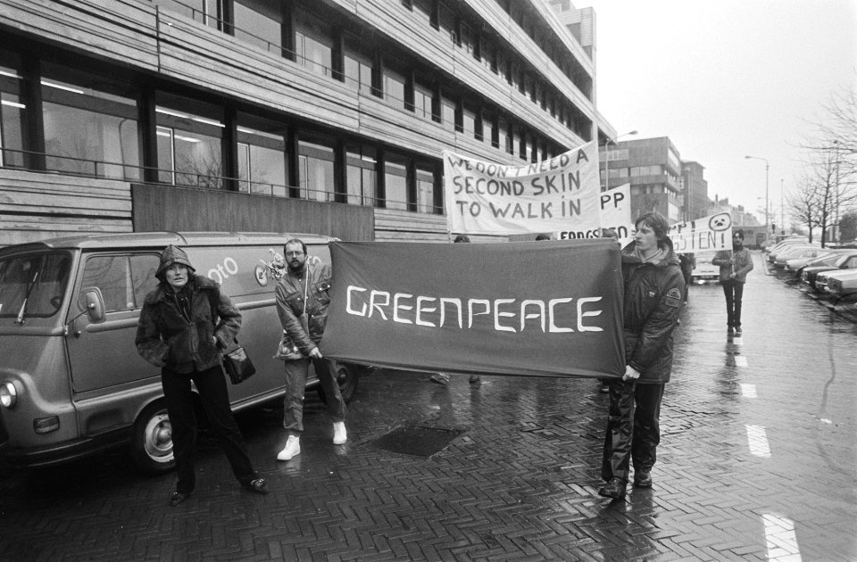 Leden Greenpeace en WNF bieden bij Noorse Ambassade in Den Haag petitie aan uit , Bestanddeelnr 931-3655