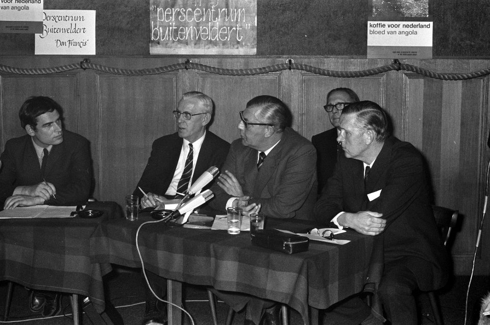 Leden van Angola-comite discussieren met Unie van Koffiebranders in perscentrum , Bestanddeelnr 925-3713