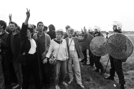 Leden van aktiegroep Onkruit demonstreren tegen de krijgsmacht op de open dag , Bestanddeelnr 931-6781