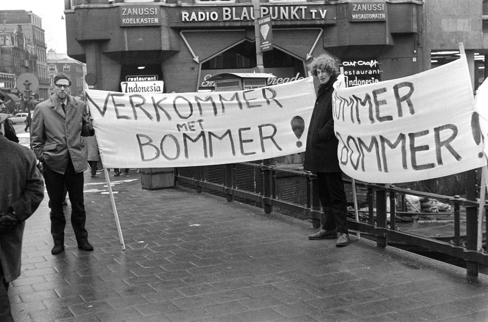 Leden F.J.G. demonstreren op de Munt tegen Nota-Bommer, Bestanddeelnr 922-0305